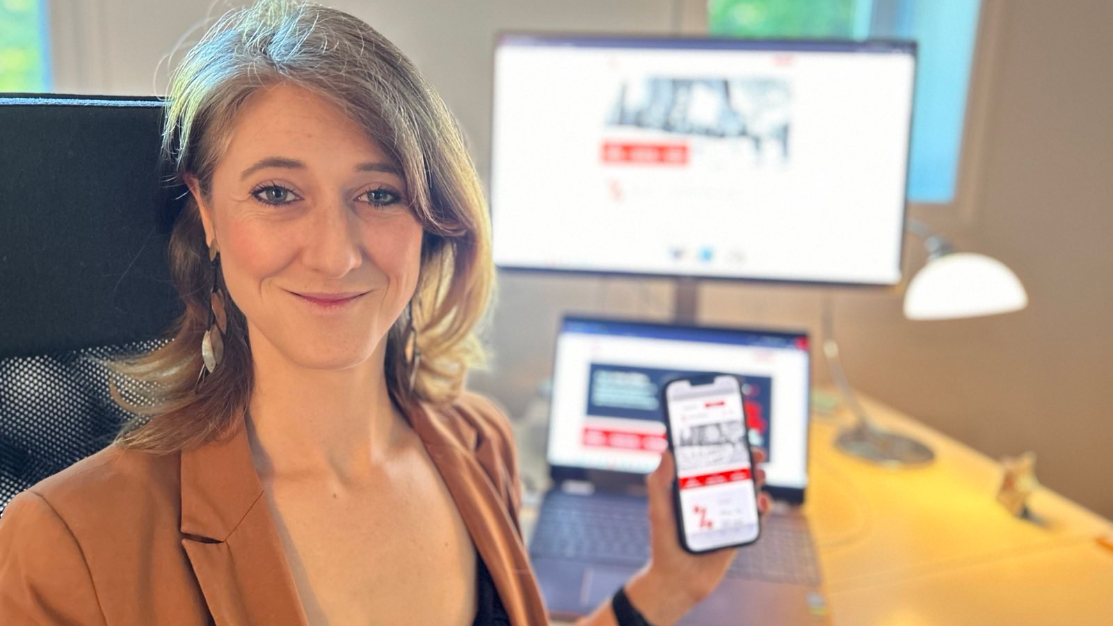 Myriam-Zaa Normandin devant le site d'Attac Québec